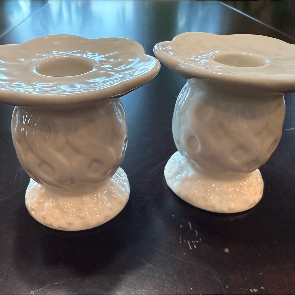 A pair of White Flower-Shaped Candle Holders Oleg Cassini - Picture 5 of 10